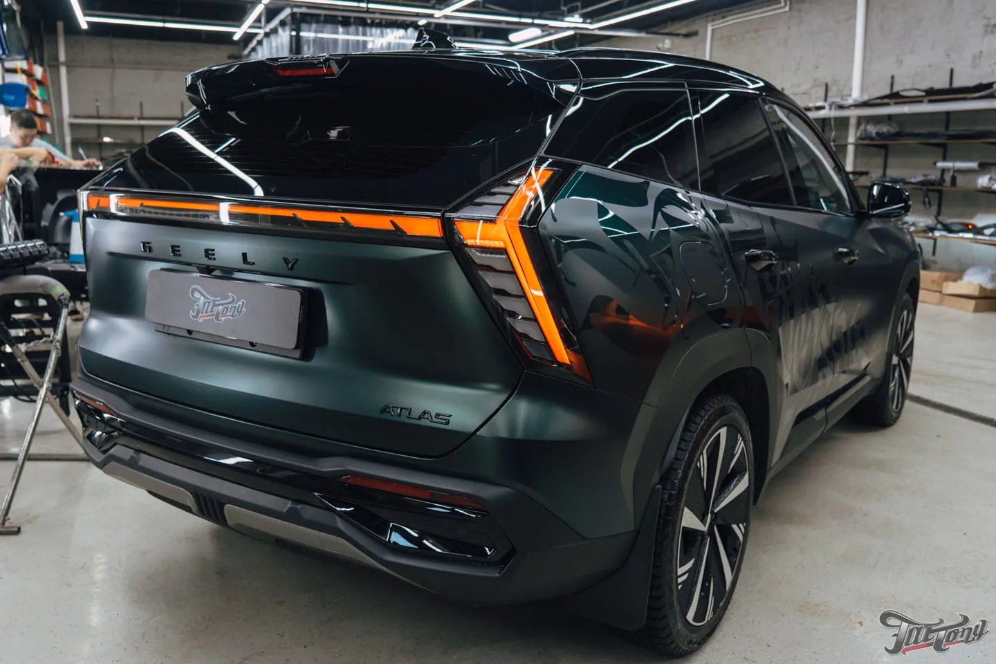 Подарок для будущей супруги: оклеили Geely Atlas матовым винилом, переднюю часть забронировали полиуретаном, добавили глянцевые наклейки + защита глянца в салоне, керамика пленки и кожи